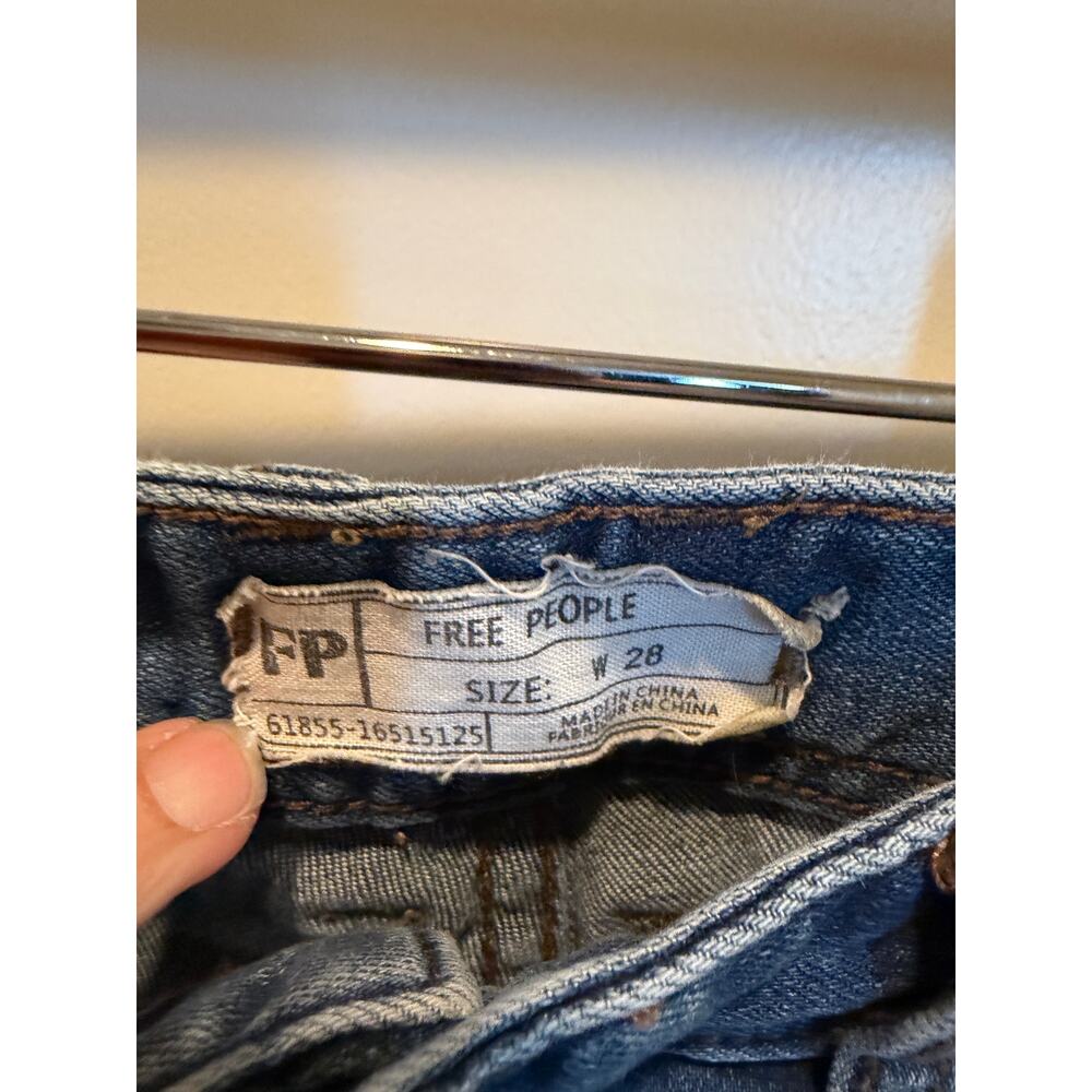 Free People- distressed Jeans- Size 28 - Picture 2 of 3